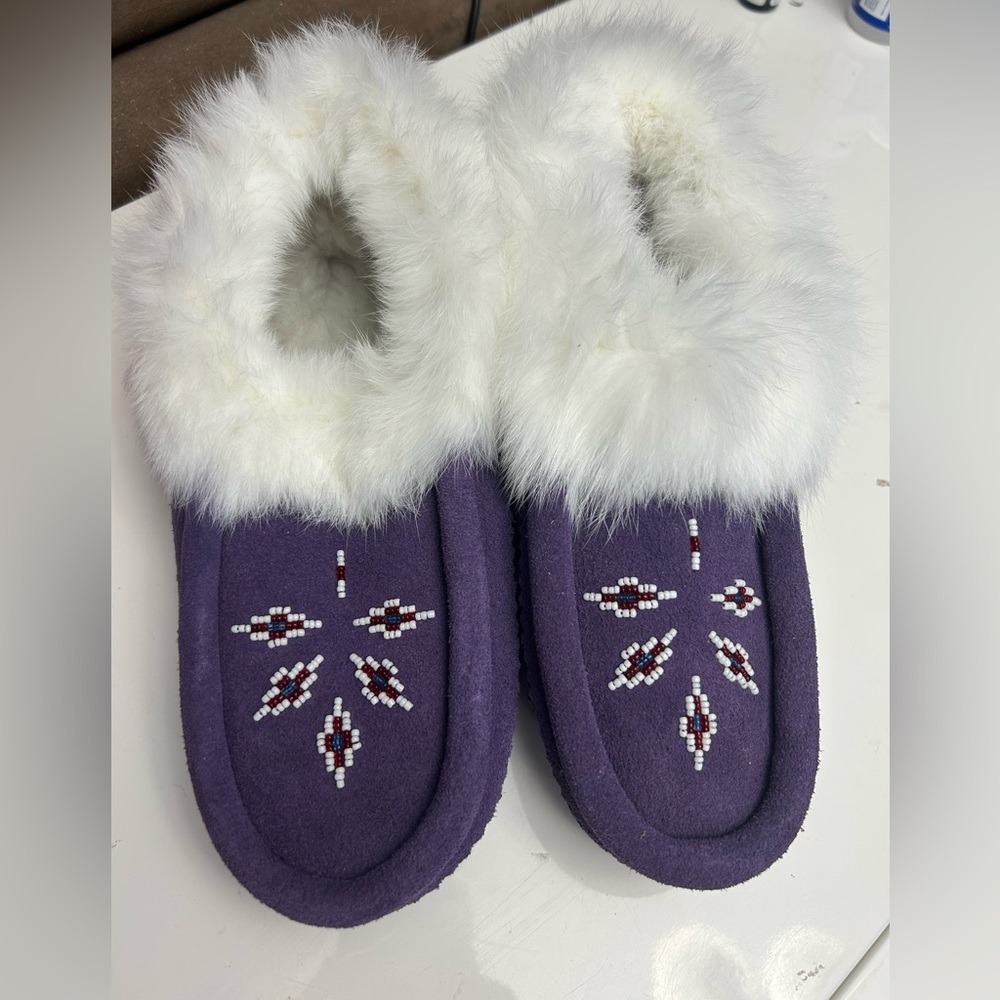 NWOT purple suede with white fur
Chenille inside

Ladies size 9